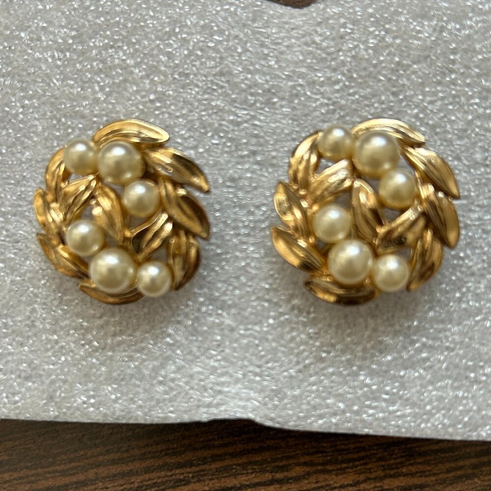 VTG Signed Crown TRIFARI Gold Tone & Faux Pearl Clip On Leaf Earrings .75" (C)
